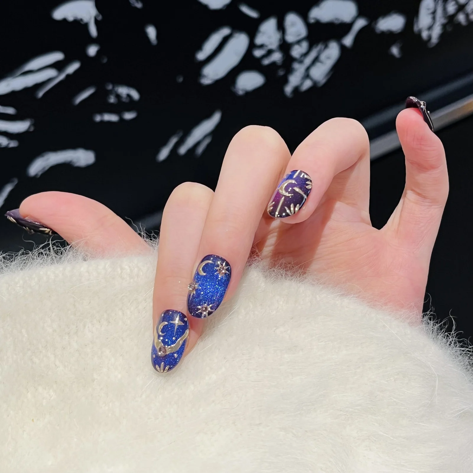 10 Stück kurze, ovale, künstliche Nägel mit Katzenaugen-Motiv in tiefblauem Mond- und Sternmuster zum Aufdrücken für den täglichen Partygebrauch