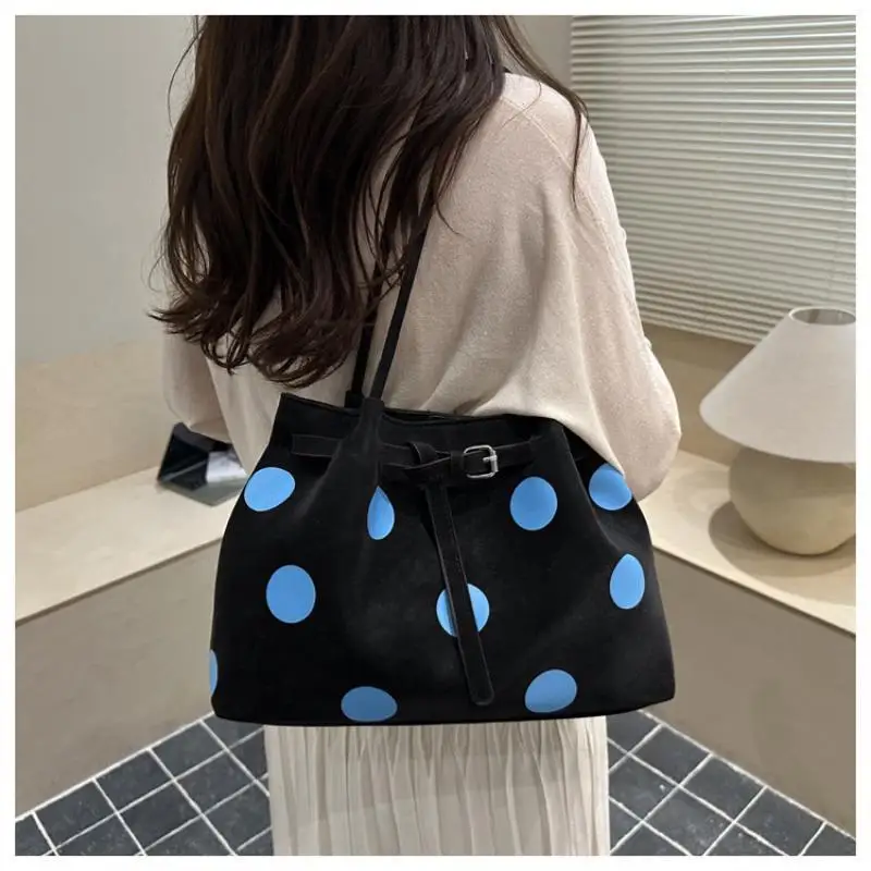 Gepunktete Schultertasche mit großer Kapazität und Schnallendesign für den täglichen Arbeitsweg und Einkauf. – Detail 24