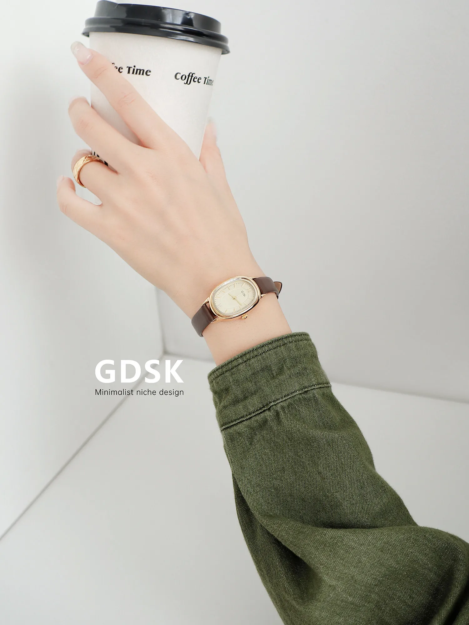2026 Luxury Watches Women's Small Dial Fashion Oval Elegant Design Premium Sense Vintage Leather Watch Quartz Watch Gift
