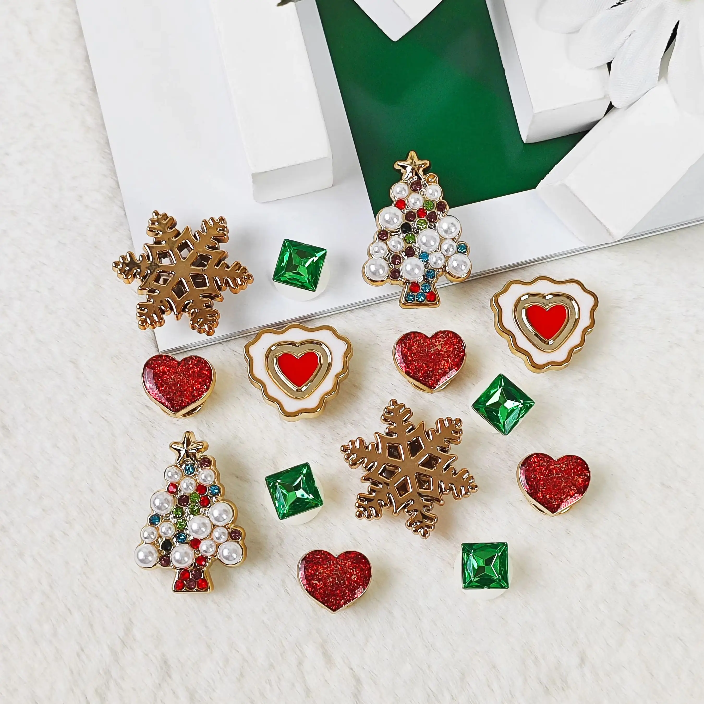 14Pcs DIY Shoe Decoration Charms: Shiny Christmas Tree, Snowflakes, Hearts, Green Square Artificial Diamond Decorative Buckles, Non-Metal Lightweight Material, Y2K Fashion Versatile Cute Personality Accessories for Men and Women, Suitable for Eva Beach Shoes, Sandals, Removable Shoe Decorations, Holiday Gifts