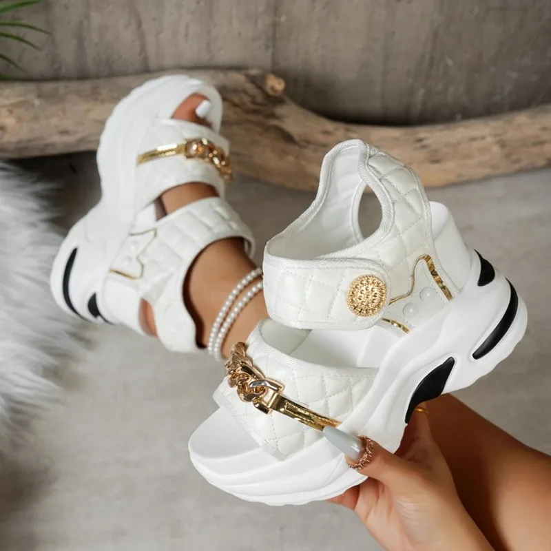 Image of Sommer Neue Damen Keilsandalen 2026 Modische Metallverzierung Einfarbige Dicke Sohle Damenschuhe Trendige Lässige Komfortable Hochhackige Sandalen