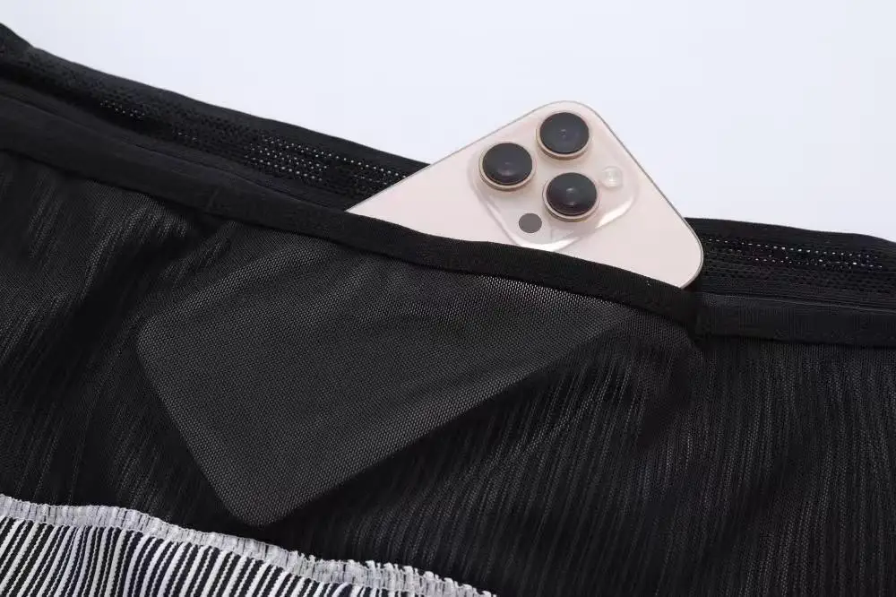 Herren-Laufshorts mit Taschen für Handy und Wasserflasche, Schnelltrocknende Athletische Kompressionsshorts, Rot Gestreifte Sportshorts – Detail 14