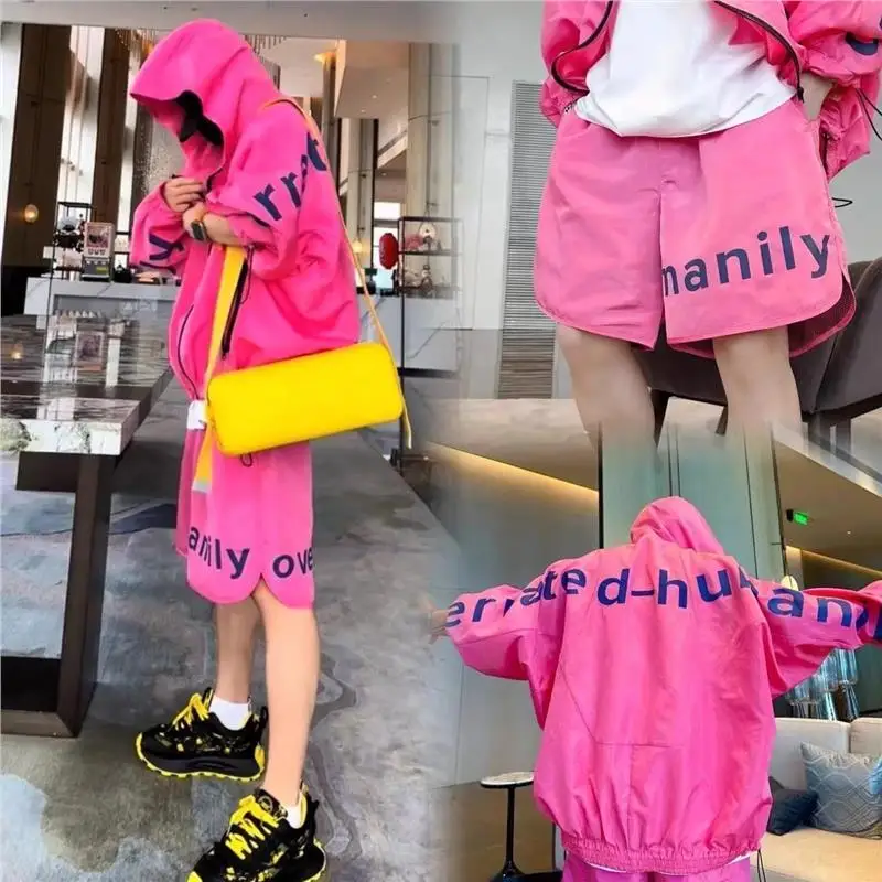 

Летний новый комплект для пар: легкий, дышащий, солнцезащитный, свободный топ с рукавами «летучая мышь» и прямые брюки — модный и стильный.