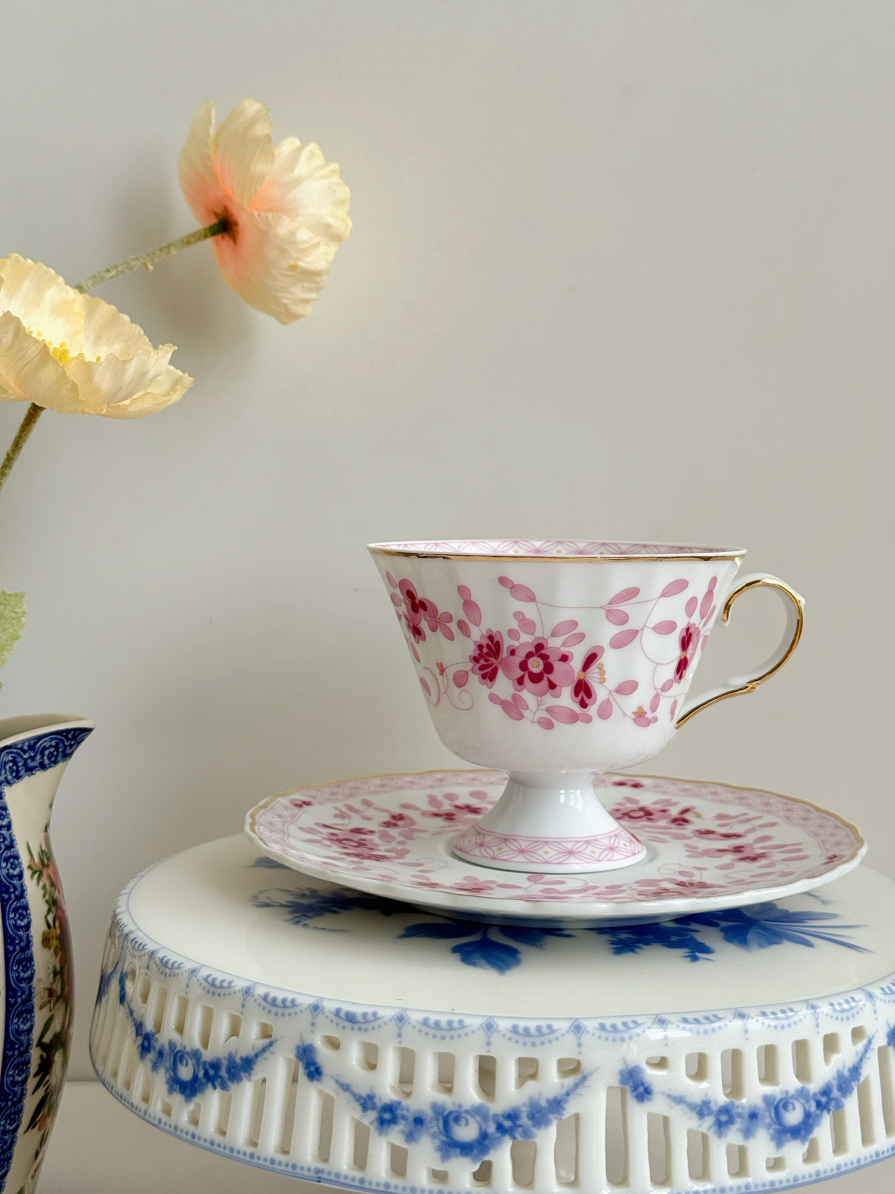 

Костяной фарфор, маленькая свежая розовая тонкая шина с цветочным принтом, высокая кофейная чашка, чашка для послеобеденного чая, тарелка