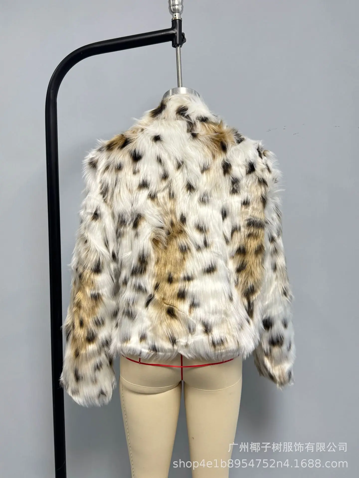 ملابس نسائية دافئة عالية الجودة 2025 نمط جديد طية صدر السترة فو الفراء معطف قصير ليوبارد طباعة نمط سترة