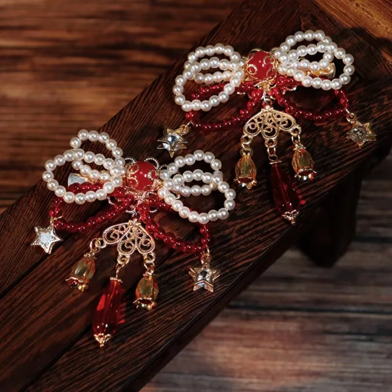 

A pair of antique Hanfu red pearl bow hair clips for New Year's greetings paired with clothing accessories