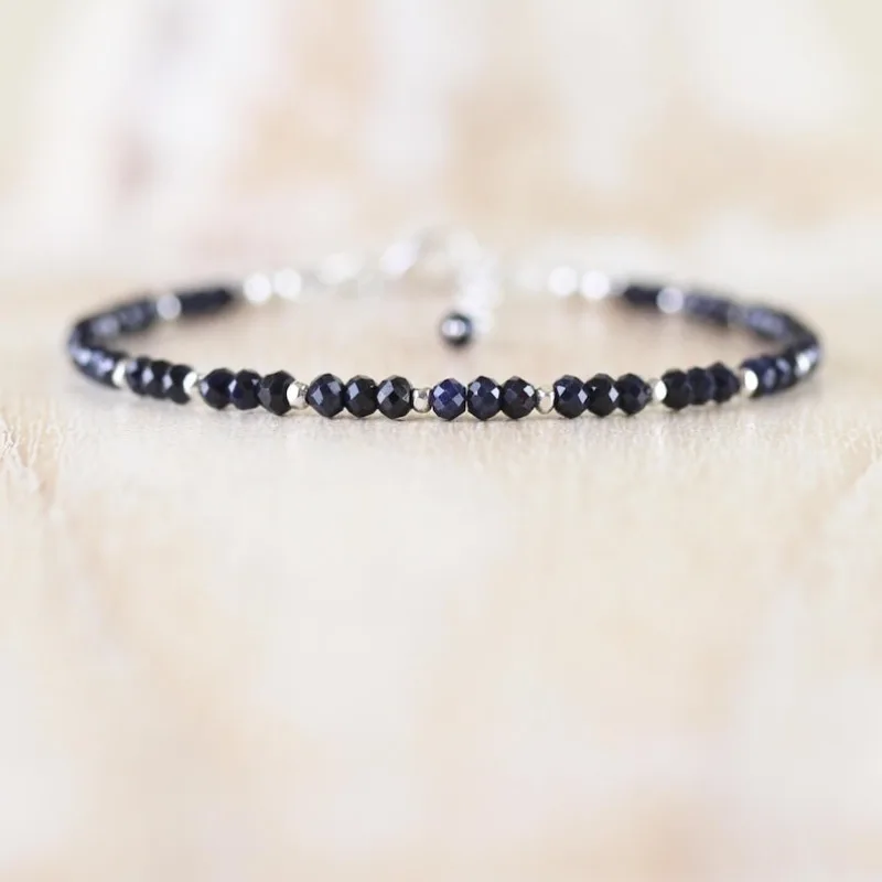 Exquisito pulsera de zafiro, combinada con una delicada pulsera en capas de piedras preciosas azul marino