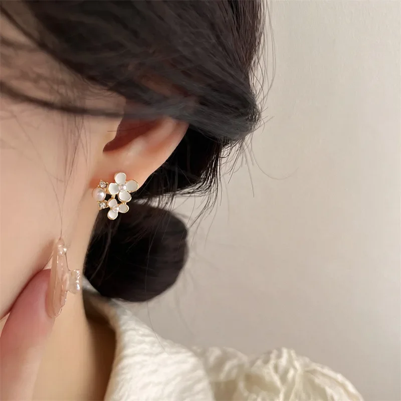 Temperament Forest Flower Pearl Clip on Earrings 2023 Small White Flower Clip Earrings Without Piercing for Women Party Jewelry