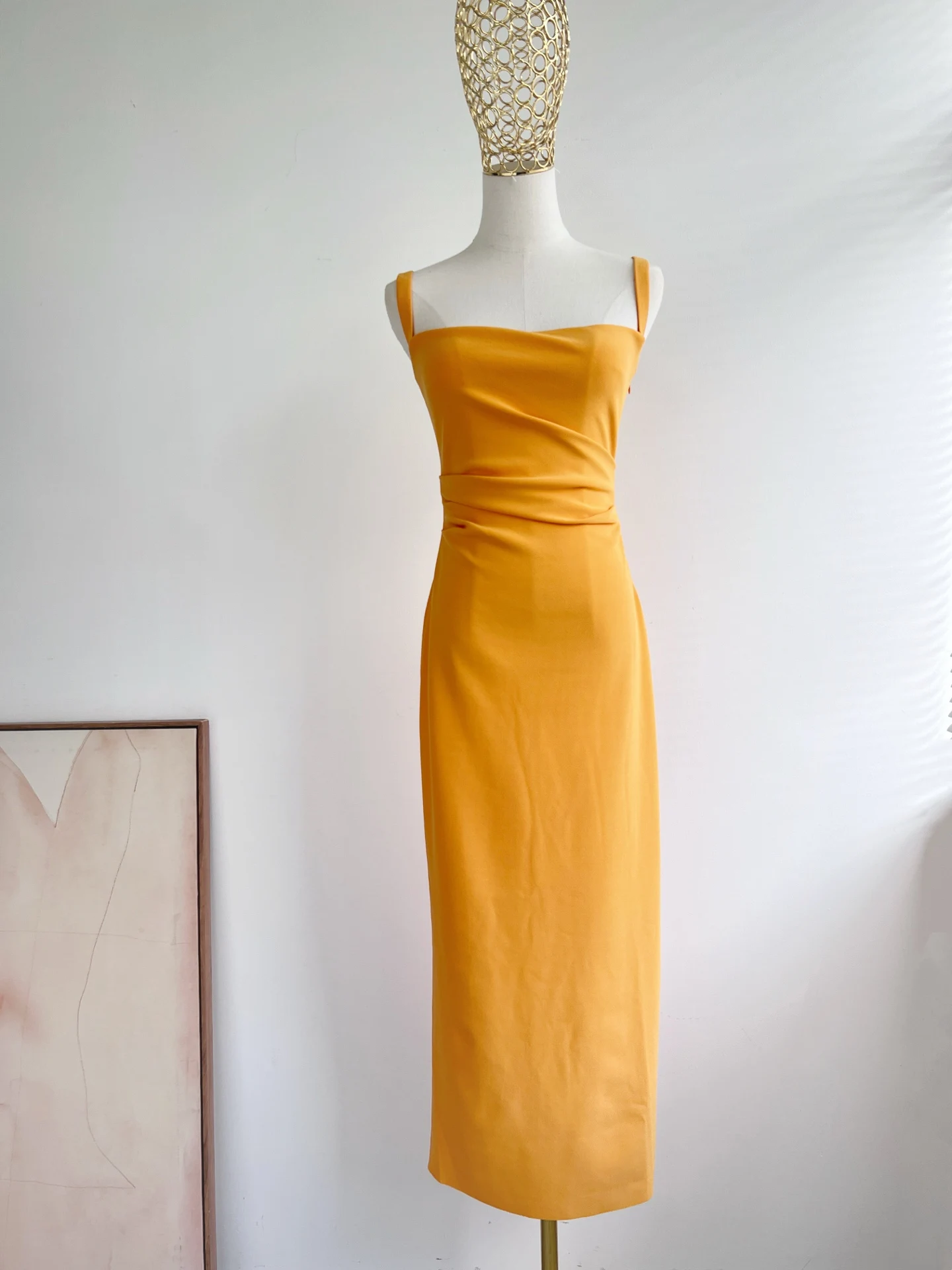 Długa sukienka damska w jednolitym kolorze, kwadratowy kołnierzyk, bez rękawów, wysokie rozcięcie, dopasowana sukienka