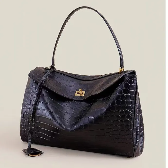 2026 New Crocodile Pattern Tote Bag Large Capacity First Layer Cowhide Soft Leather Lock Bag Relaxed old-money style Handbag