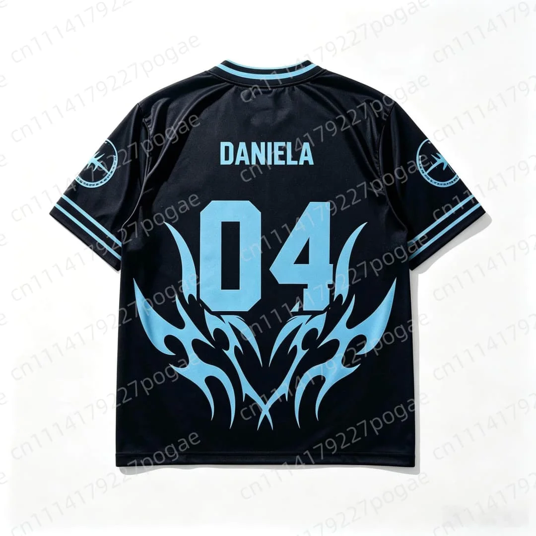 Summer KATSEYE Konzertmitglied Daniela 04 Fußballtrikot Kpop Merch Y2K Hip Hop Streetwear Atmungsaktives Casual Unisex T-Shirt – Detail 7