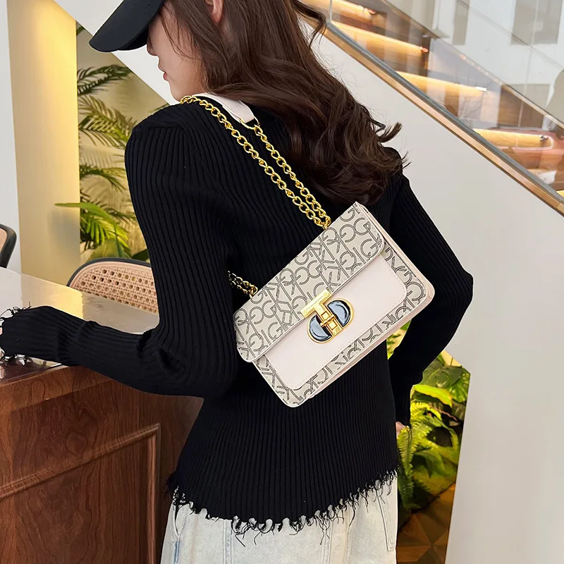 Vintage Letters Ladies Shoulder Bag Classic Fashion Chain Girls Crossbody Bag Handbag Underarm Bag Metal Decoration PU Material