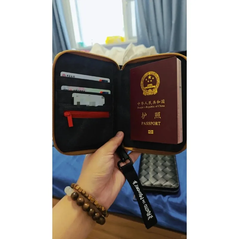 POPMART Original Genuine Hirono Series Coffee Figurine dan Tas Perjalanan Peripheral Blind Box Toys Hadiah Ulang Tahun atau Natal yang Istimewa