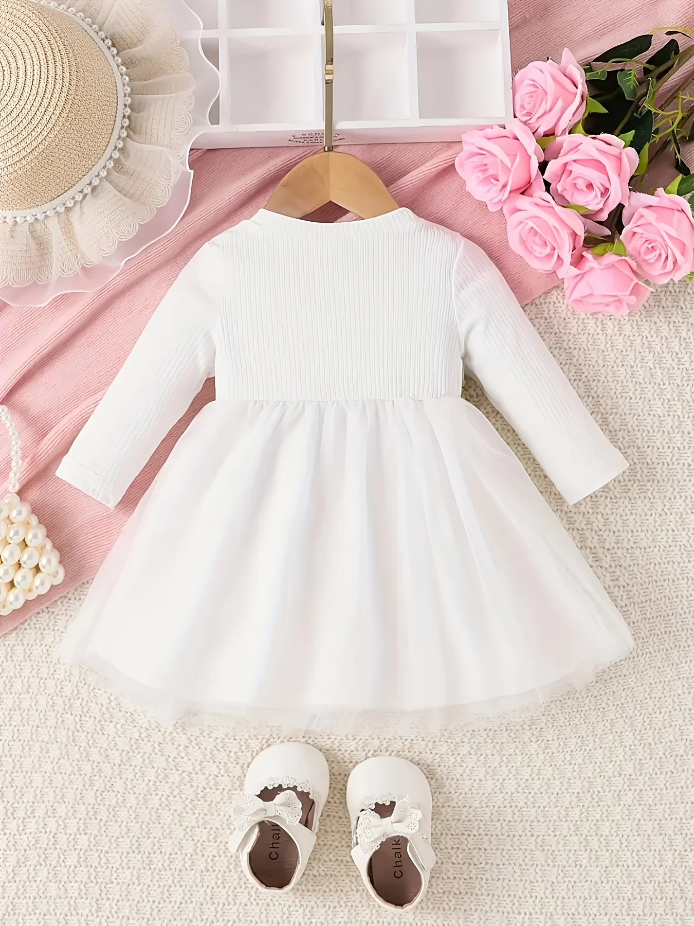 The sweet long-sleeved, flower-patterned mesh dress for the baby girl princess is suitable for outdoor parties in spring and aut