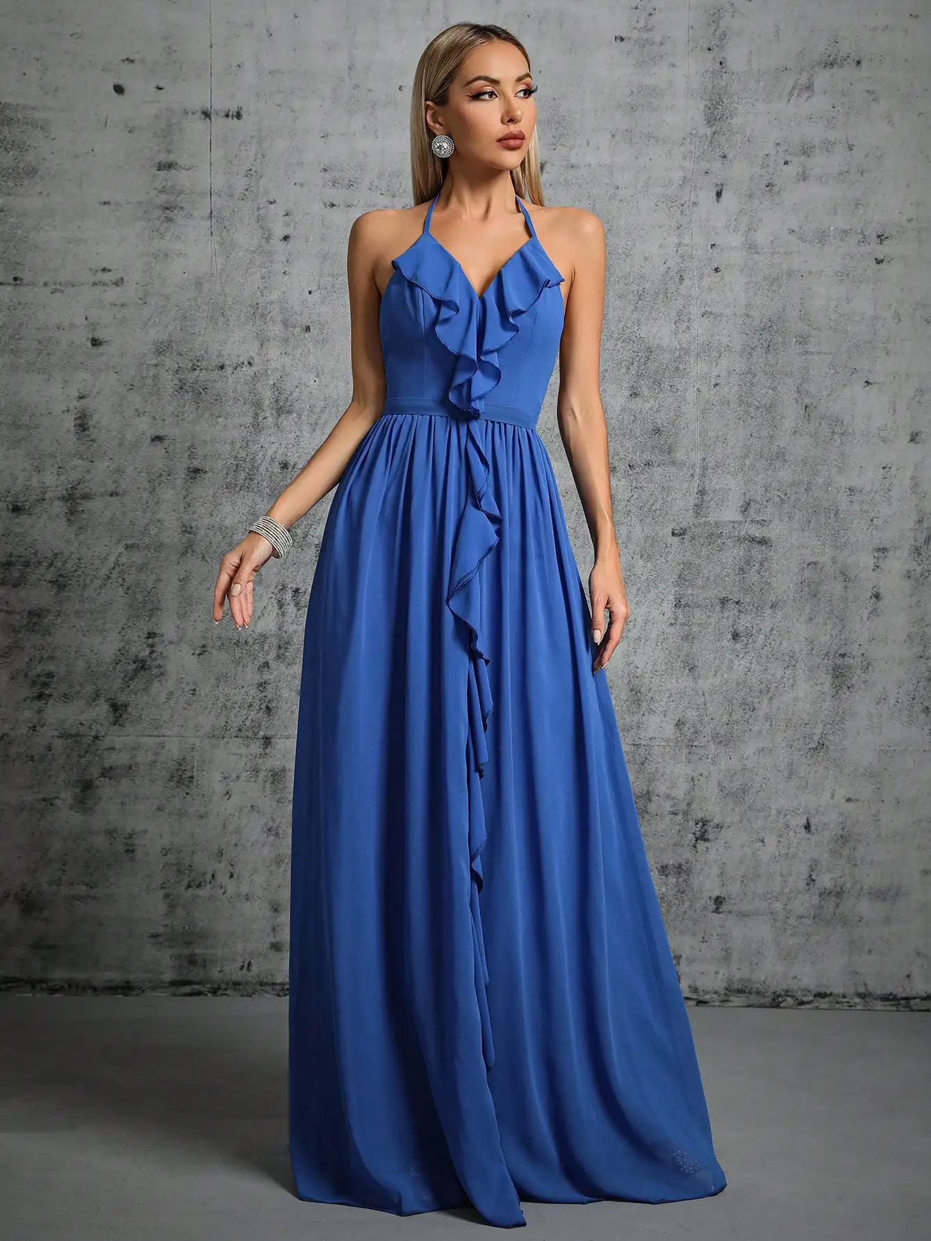 

Длинное платье Mgiacy с V-образным вырезом, воротником-листочком и открытой спиной