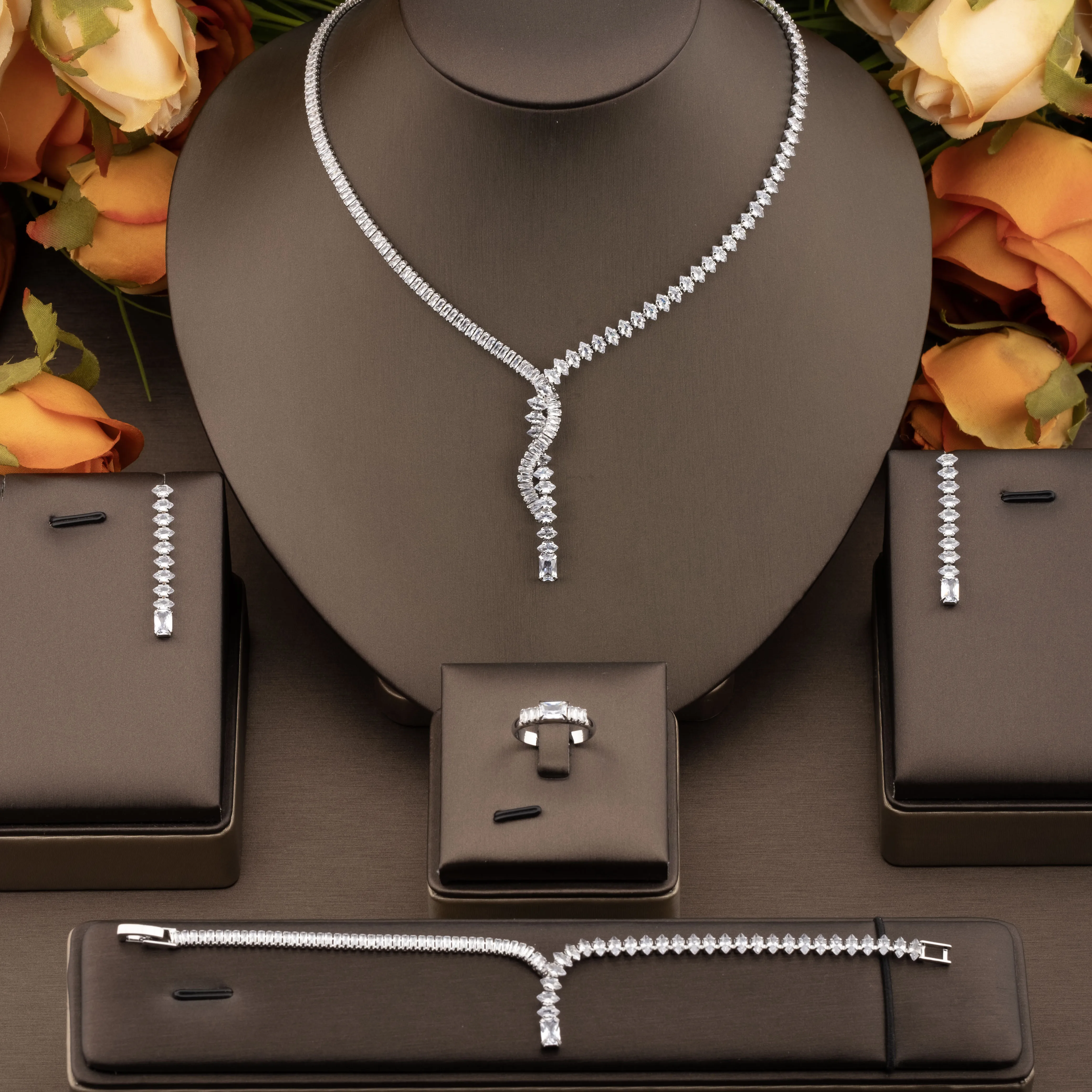 

1 Set of Luxurious and Elegant Jewelry Set with Sparkling Cubic Zirconia Interlaced Design, Suitable for Women to Wear at Weddings and Banquets. Gift Box Not Included