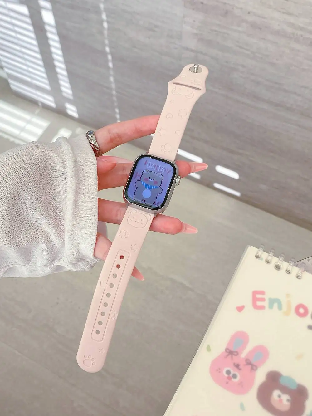 ファッション漫画風クマ シリコンケースバンド Apple Watch カバーストラップ シリーズ10/9/8/7 40mm 41mm 42mm 44mm 45mm 46mm対応