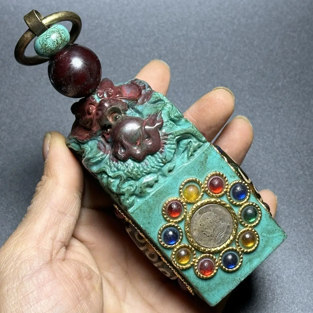 Antique old jade green pine Pixiu inlaid with gemstone seal material hand handle inlaid with dzi beads jewelry seal is intact.