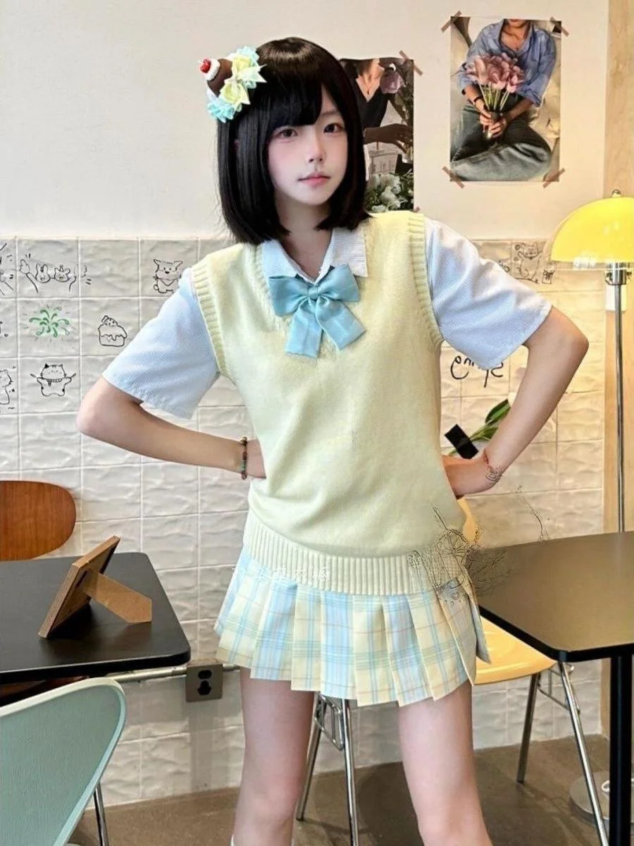 

Нежный однотонный комплект из трех предметов: рубашка на пуговицах в студенческом стиле, короткая юбка и миди-юбка с завязками на высокой талии