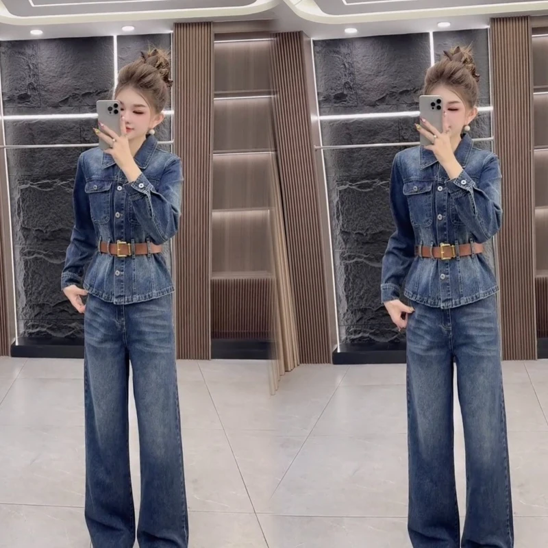 

Модный женский костюм-двойка 2026: пиджак с отложным воротником на одной пуговице и брюки с высокой талией и широкими штанинами для офиса