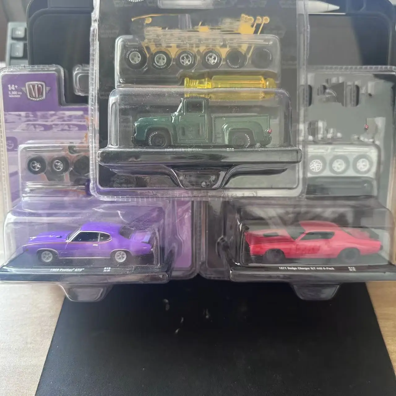 

Car Model Collection Ornaments Sports Car Transport Vehicle with Tool Belt Replacement Tires Brand New Belt Packaging
