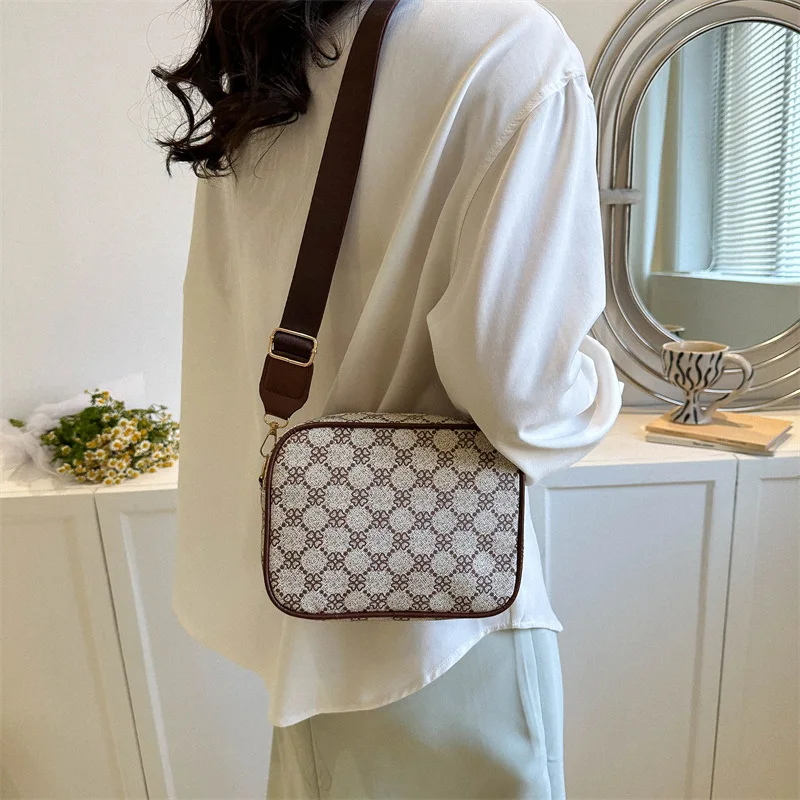 New Casual Shoulder Bag for Women Fashionable and Minimalist Crossbody Bag Personalized and Fashionable Small Square Bag