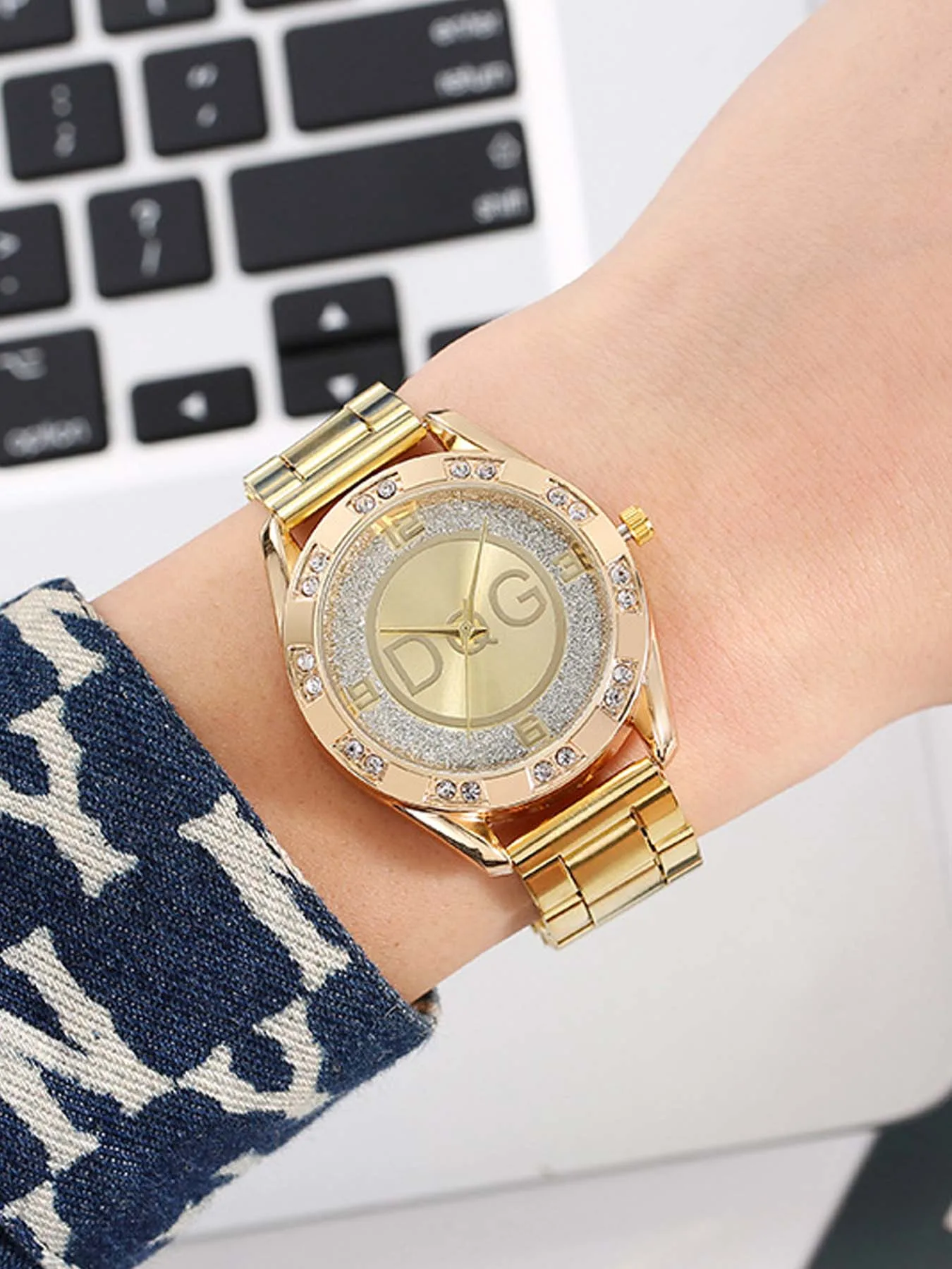 Luxury Rhinestone Bezel Women Quartz Wrist Watch Glitter Powder Dial Alloy Steel Band Fashion Ladies Dress Wristwatch Gift