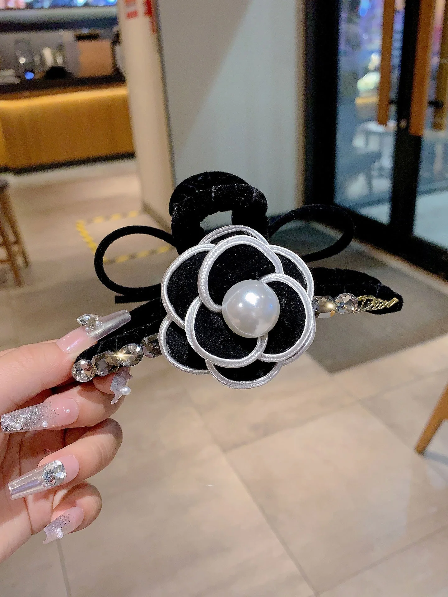 presilha-de-cabelo-e-com-perolas-e-flores-para-mulheres-presilha-de-tubarao-brilhante-versatil-acorio-de-cabelo-e
