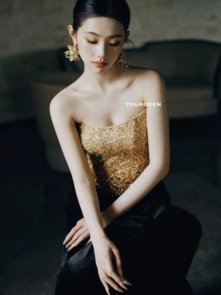 

Длинное черное платье без бретелек для хостинга легкого роскошного банкета с тостов и рыбьим хвостом.