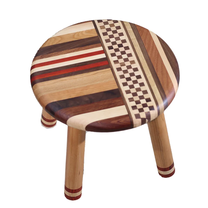 Wysyłanie drewna, aby stworzyć solidne drewniane taborety, patchwork, kontrastujące kolory, okrągłe taborety do do użytku domowego, małe ławki