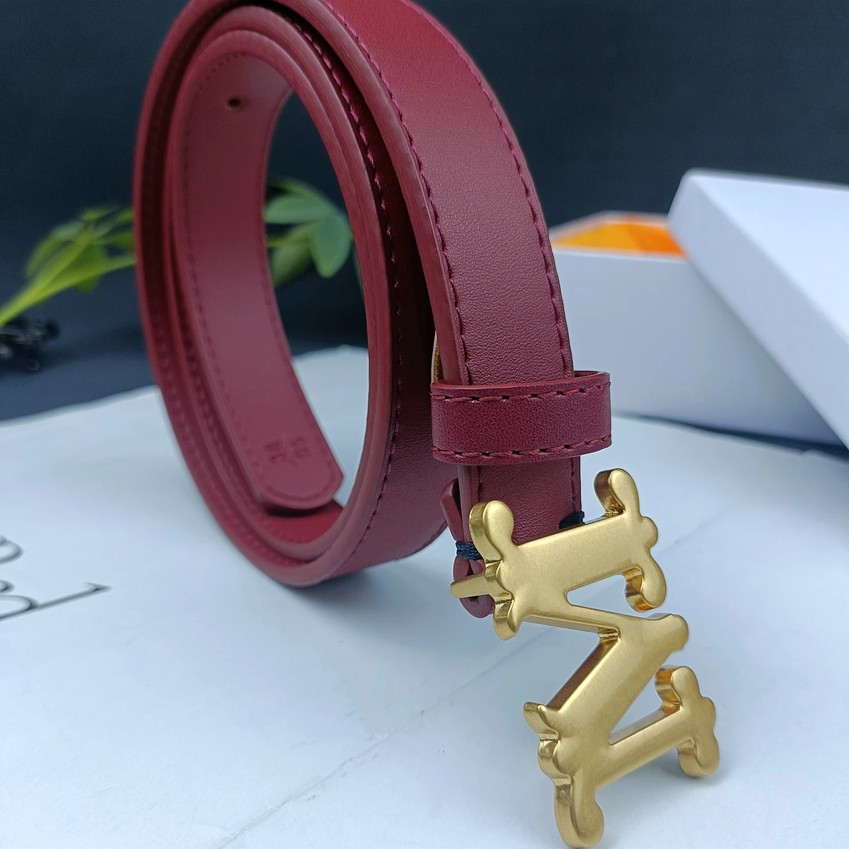 2.5CM Ladies Cowhide Wysokiej jakości designerskie paski z prawdziwej skóry dla kobiet Gładkie dżinsy z klamrą M Kowbojski pas biodrowy Luksusowy