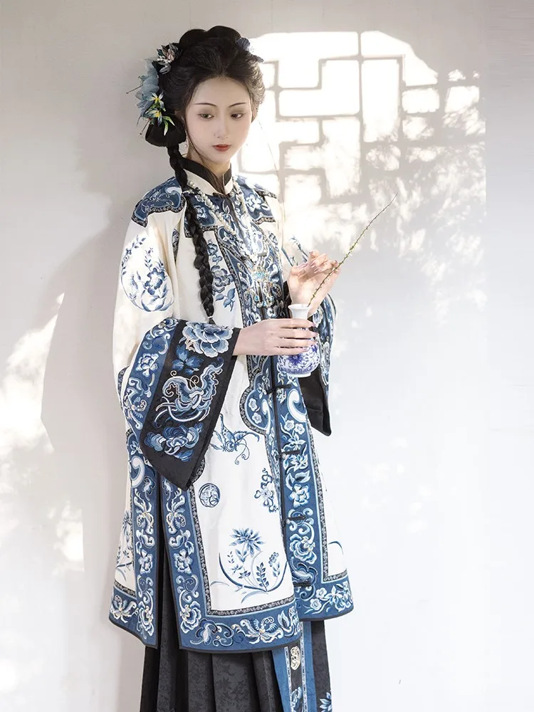 A Manchu embroidery heavy Industry front-opening blouse with restored feel for women in the Qing and Han dynasties
