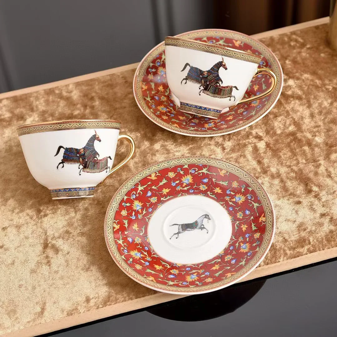 Confezione regalo a forma di tazza da caffè in porcellana di alta qualità con confezione floreale sotto il cavallo