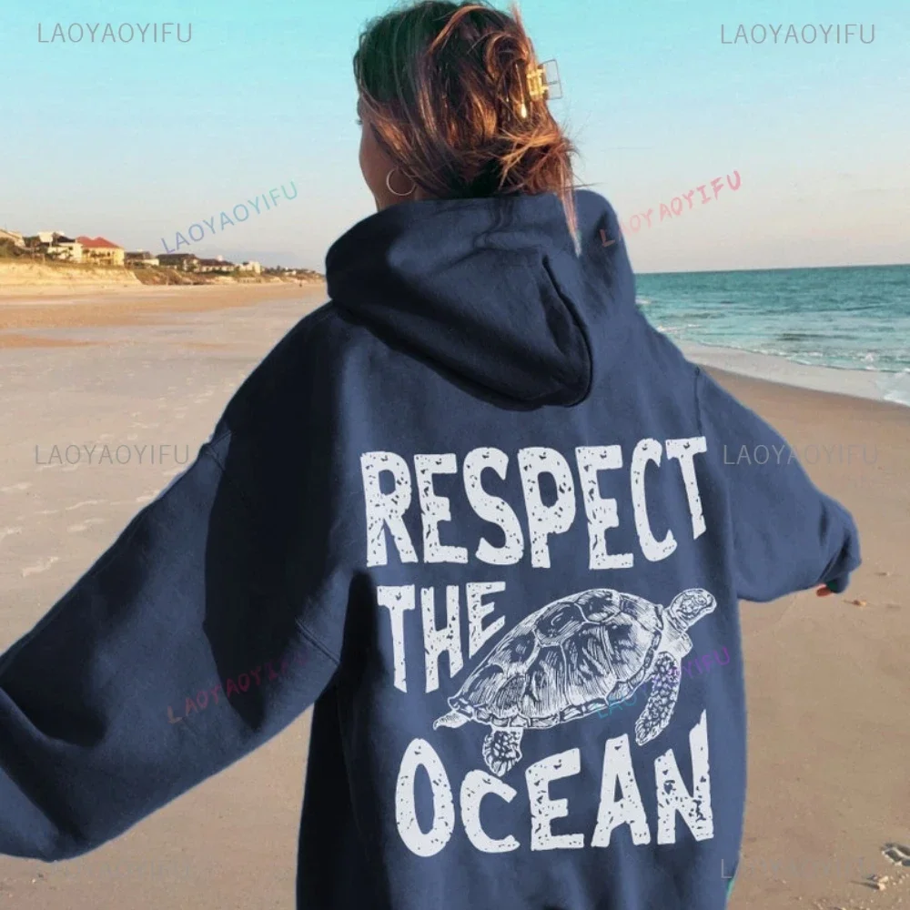 Respect The Ocean Sudadera con capucha - Ocean Surf Sudadera con capucha Carolina Sudadera con capucha azul Palabras en la espalda Sudadera con tortuga para entusiastas del aire libre
