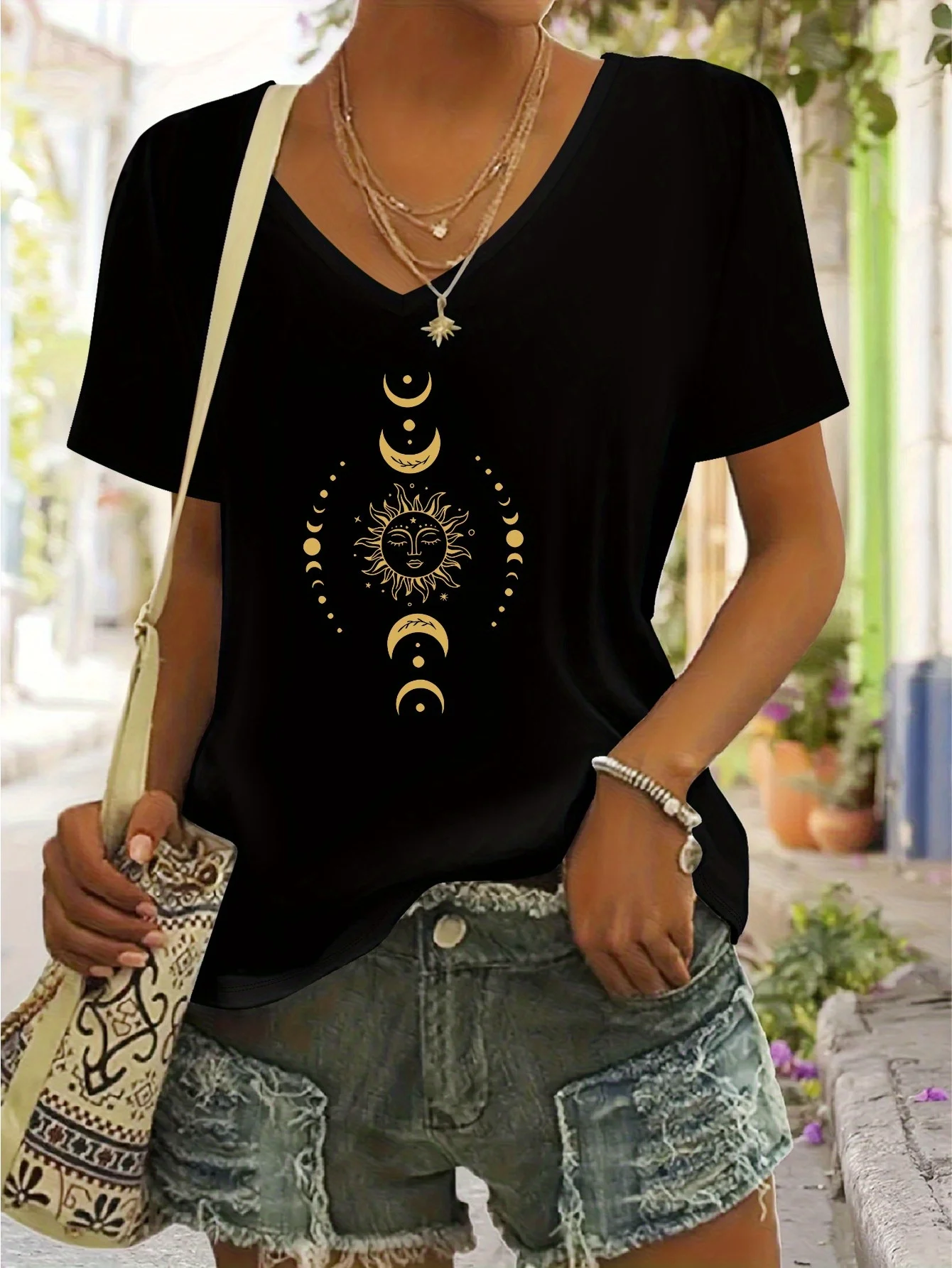 Women's spring and summer casual and comfortable short-sleeved V-neck top, artistic sun and moon printed T-shirt, simple and extraordinary trend wear