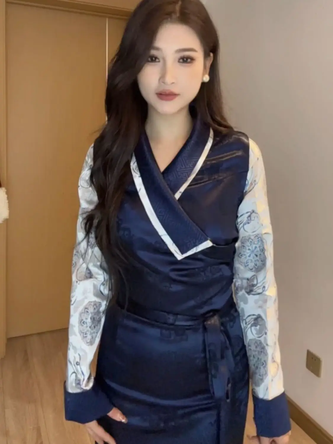 Populaire Tibetaanse vrouwen die lange Tibetaanse dagelijkse vrijetijdskleding splitst Tibetaanse kleding