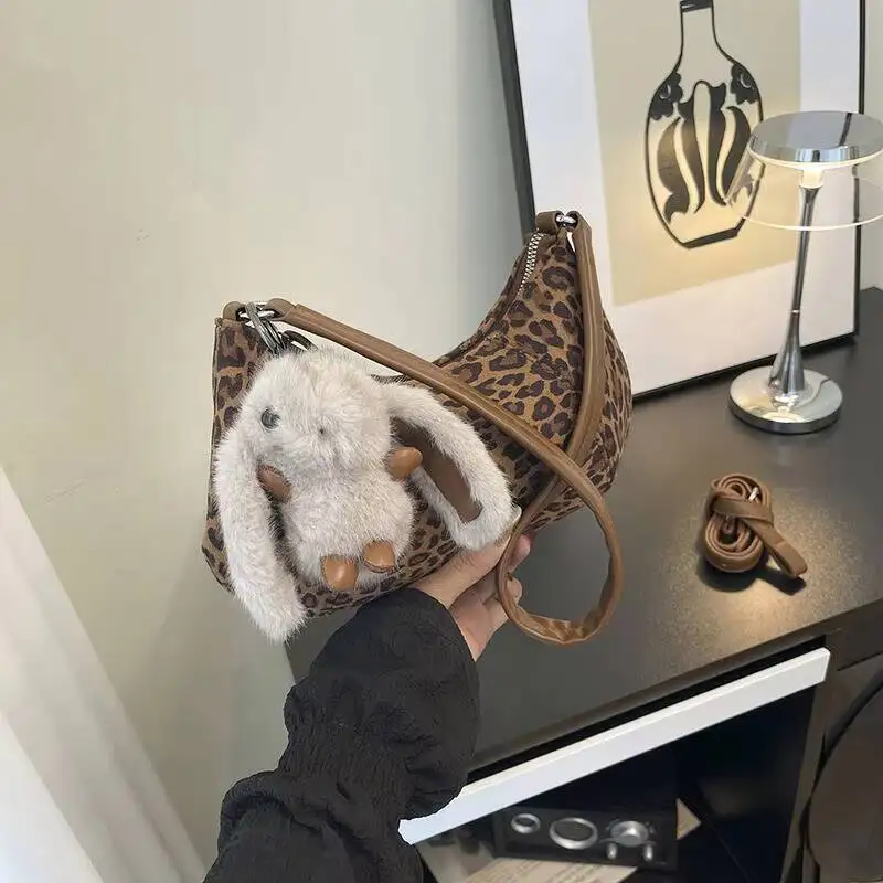 

Замшевая сумка-хобо на плечо с кроликом, плюшевая застежка-молния, тонкий ремешок, модная маленькая вместимость для повседневной повседневной одежды