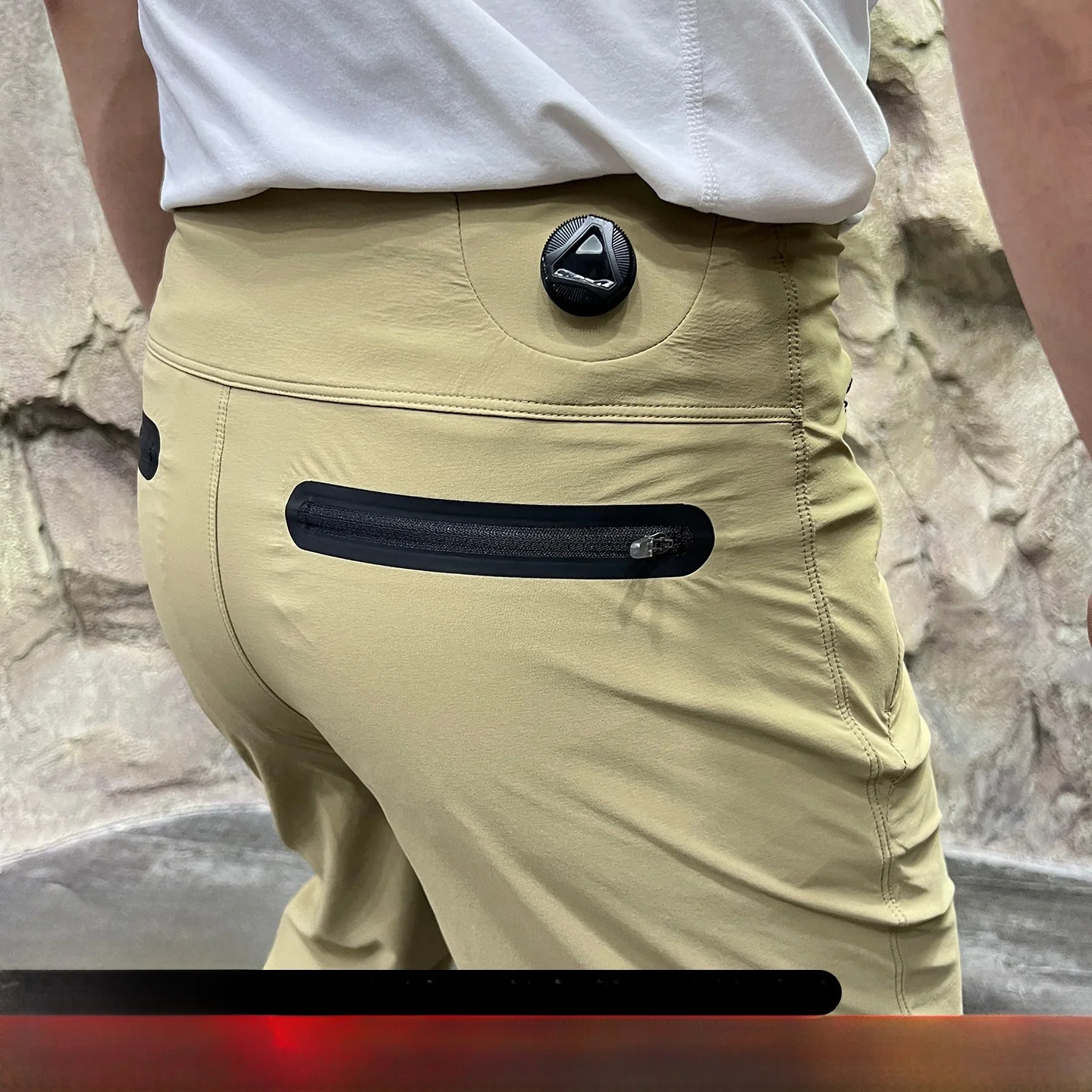 

Outdoor Lightweight Waterproof Skin Pants Rotating Button System Qui Dry Spring Summer Casual Straight Leg Trousers