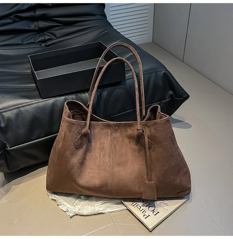 Damen-Schultertasche aus braunem Kunstwildleder, Lässiger Minimalistischer Stil für Tägliche Aufgaben, Wochenendausflüge & Alltägliche Arbeitshandtasche – Detail 11