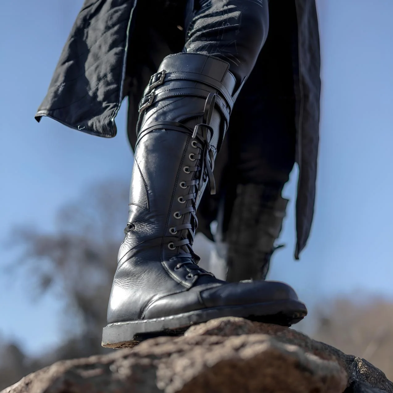 Mittelalterliche Piraten- und Ritterstiefel, kniehoch, mit Schnürung, Schnalle und seitlichem Reißverschluss, aus PU-Leder, für Motorradfahren, Cosplay und Kostümierung. – Detail 3