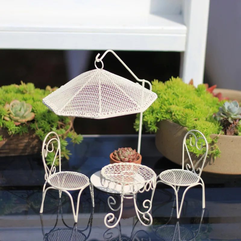 Móveis de Jardim para Casa de Bonecas 1:12 em Alta, Mesa e Cadeiras de Metal + Guarda-Sol, Conjunto Estético de Mini Varanda