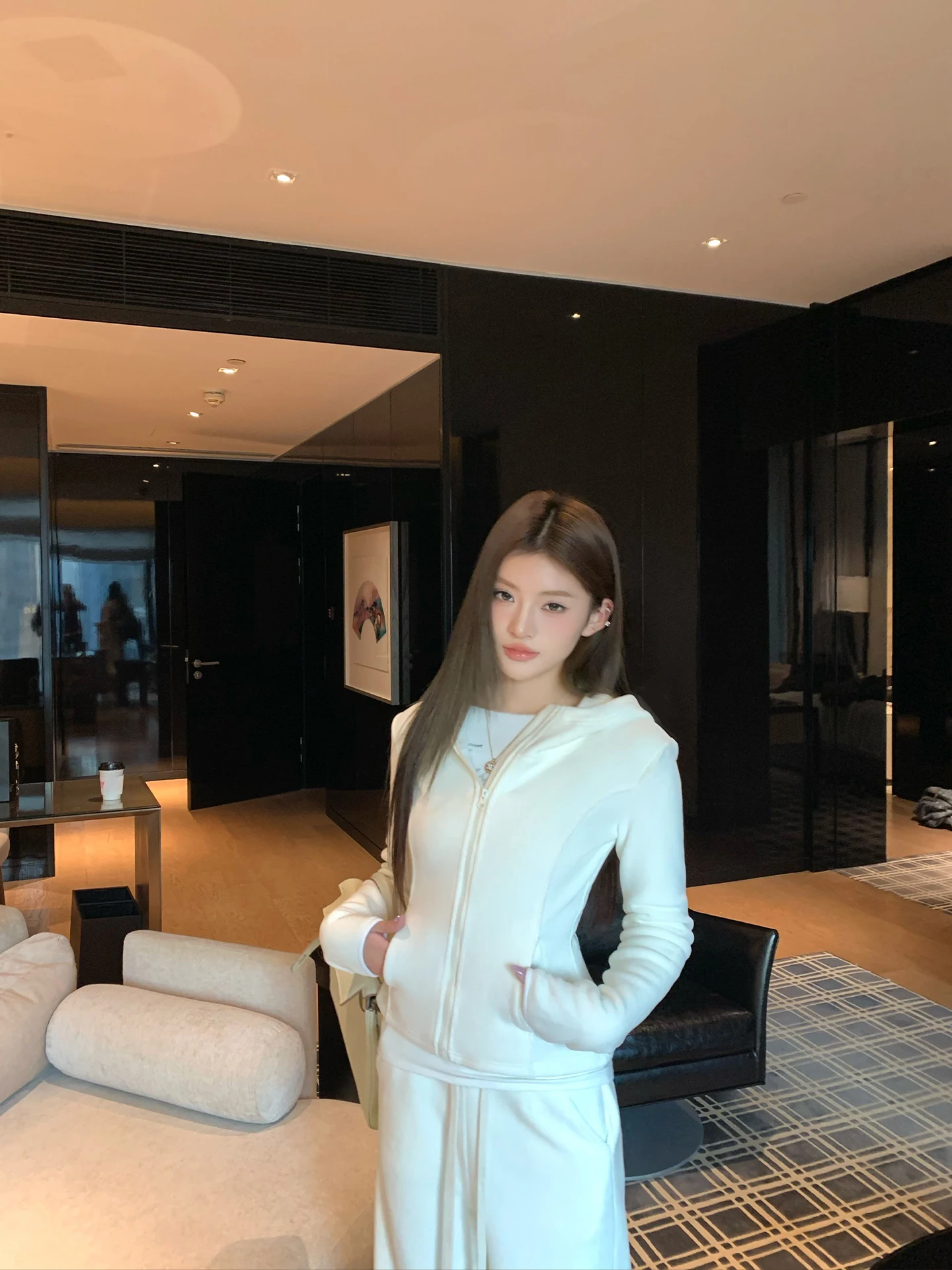 

Корейский женский комплект из двух предметов: толстовка с капюшоном на флисовой подкладке и брюки. Зимний повседневный удобный дышащий комплект на молнии.