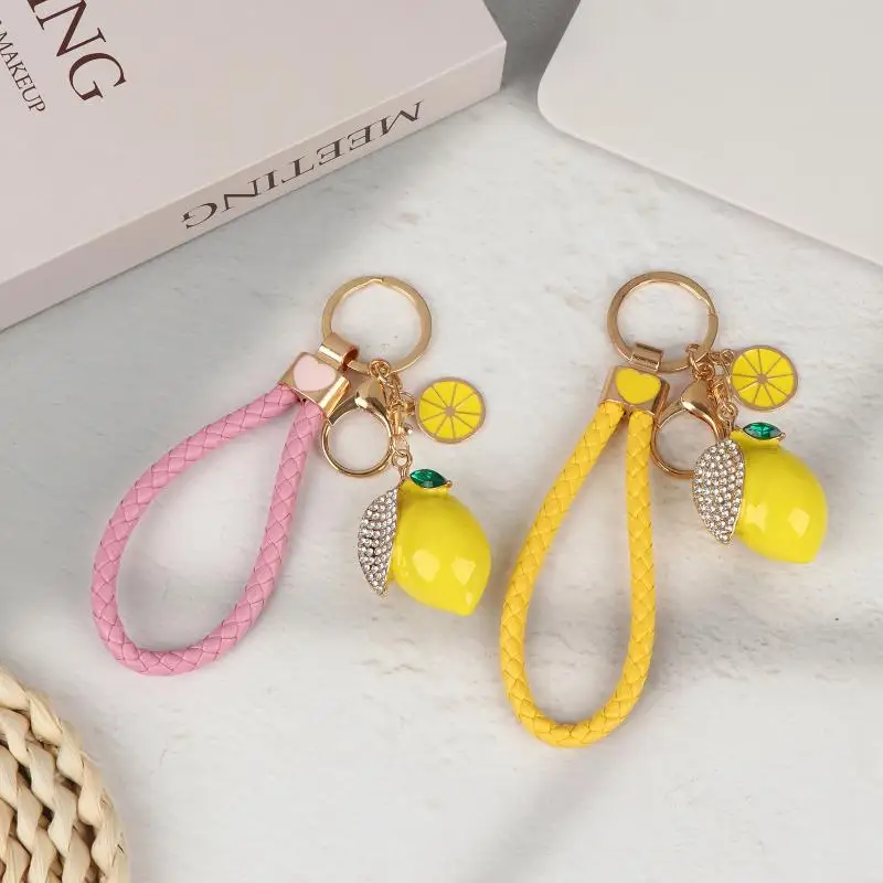 Niedlicher Zitronen-Schlüsselanhänger, modischer Zitronen-Schlüsselring mit Strass, geflochtenes PU-Lederband, Taschenanhänger, Dekoration, schöne Geschenke – Detail 4