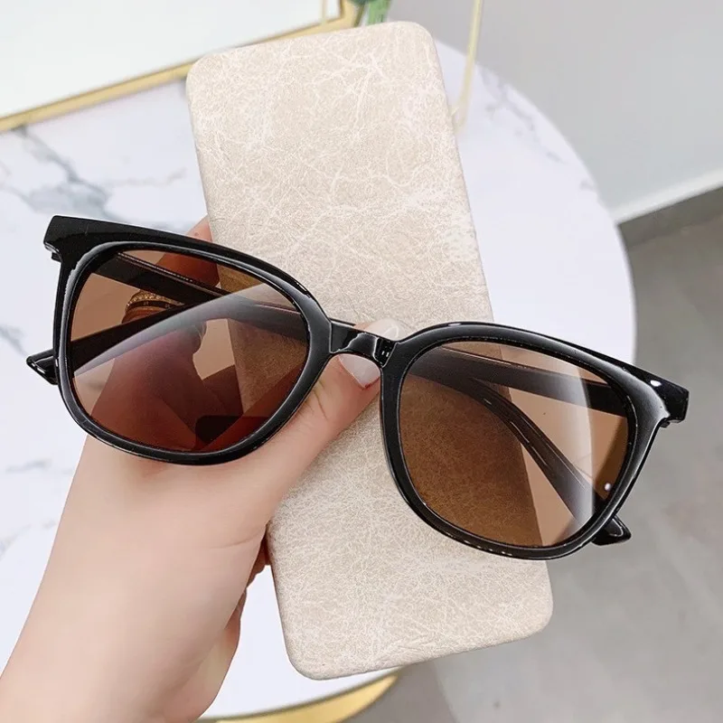 

5pcs Fashionable Black Frame Tea Slice Retro Sunglasses for Men and Women Tiktok Sunglasses Driving Sun Eyewear