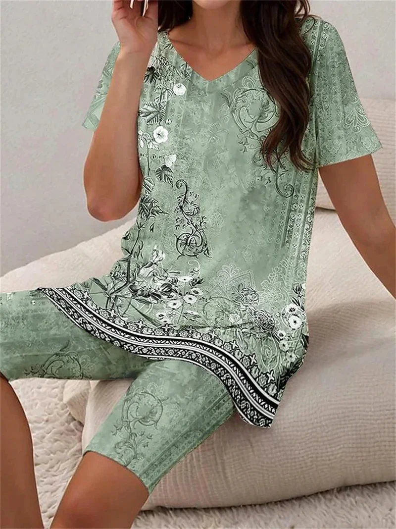 Camiseta de manga corta con cuello en V para mujer, conjunto de dos piezas con estampado elegante, pantalones largos de cinco cuartos, trajes casuales cómodos coreanos para verano