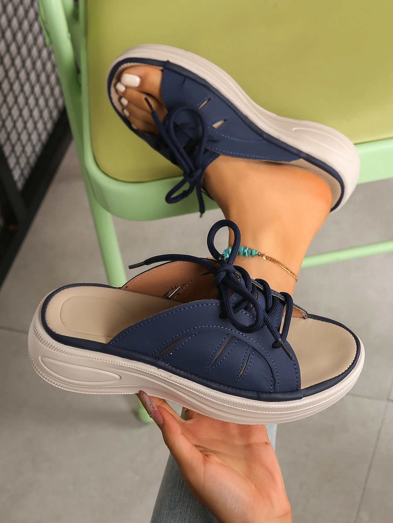 نوع جديد من النعال السفلية الإسفنجية للنساء، مريحة، غير قابلة للانزلاق، خفيفة الوزن ومريحة، مع سحب واحد