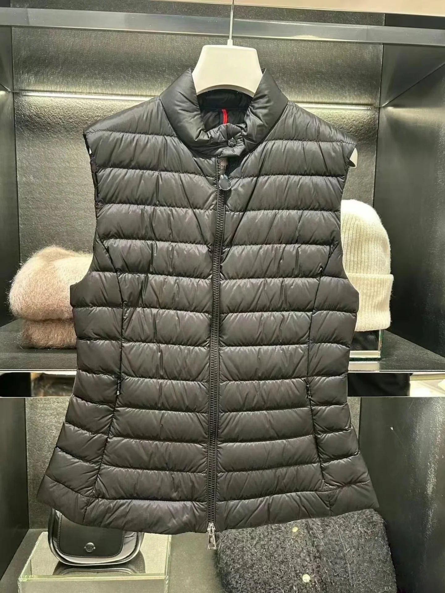 

Ультратонкий легкий пуховый жилет с воротником-стойкой, тонкий как бумага, для женщин, с узким вырезом на груди, теплый, модный, женская куртка