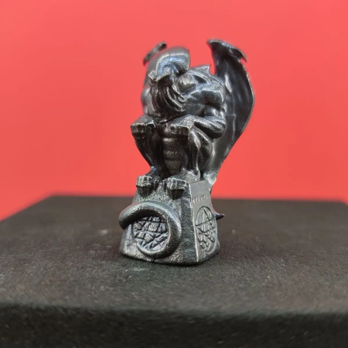 

Латунная статуэтка крылатого осьминога