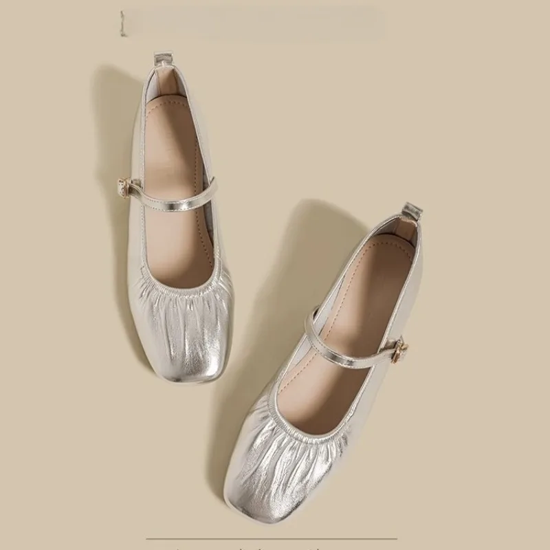 

Низкоподошвенные туфли-лодочки на весну, новые, с квадратным носком, неглубоким вырезом, плиссированные, с одним ремешком, на мягкой подошве, нескользящие, износостойкие, низкие.