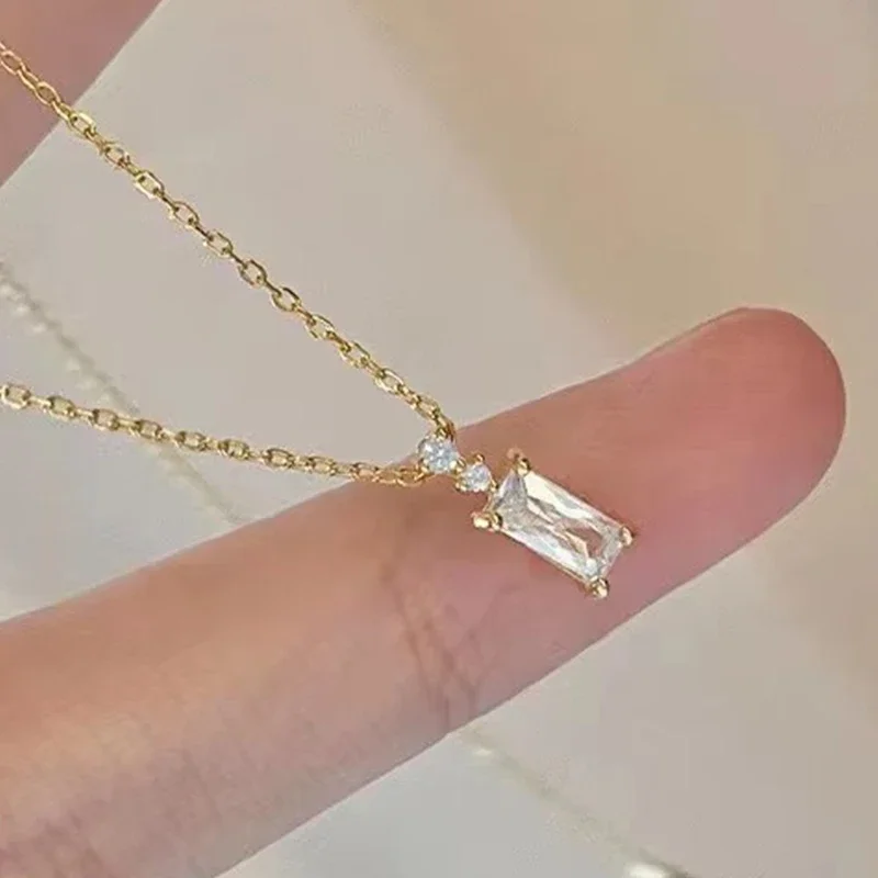 Huitan Halskette mit modernem, trendigem Anhänger für Damen, zierlich, wunderschön, schillerndes Hals-Accessoire für Party, schicker, eleganter Party-Schmuck